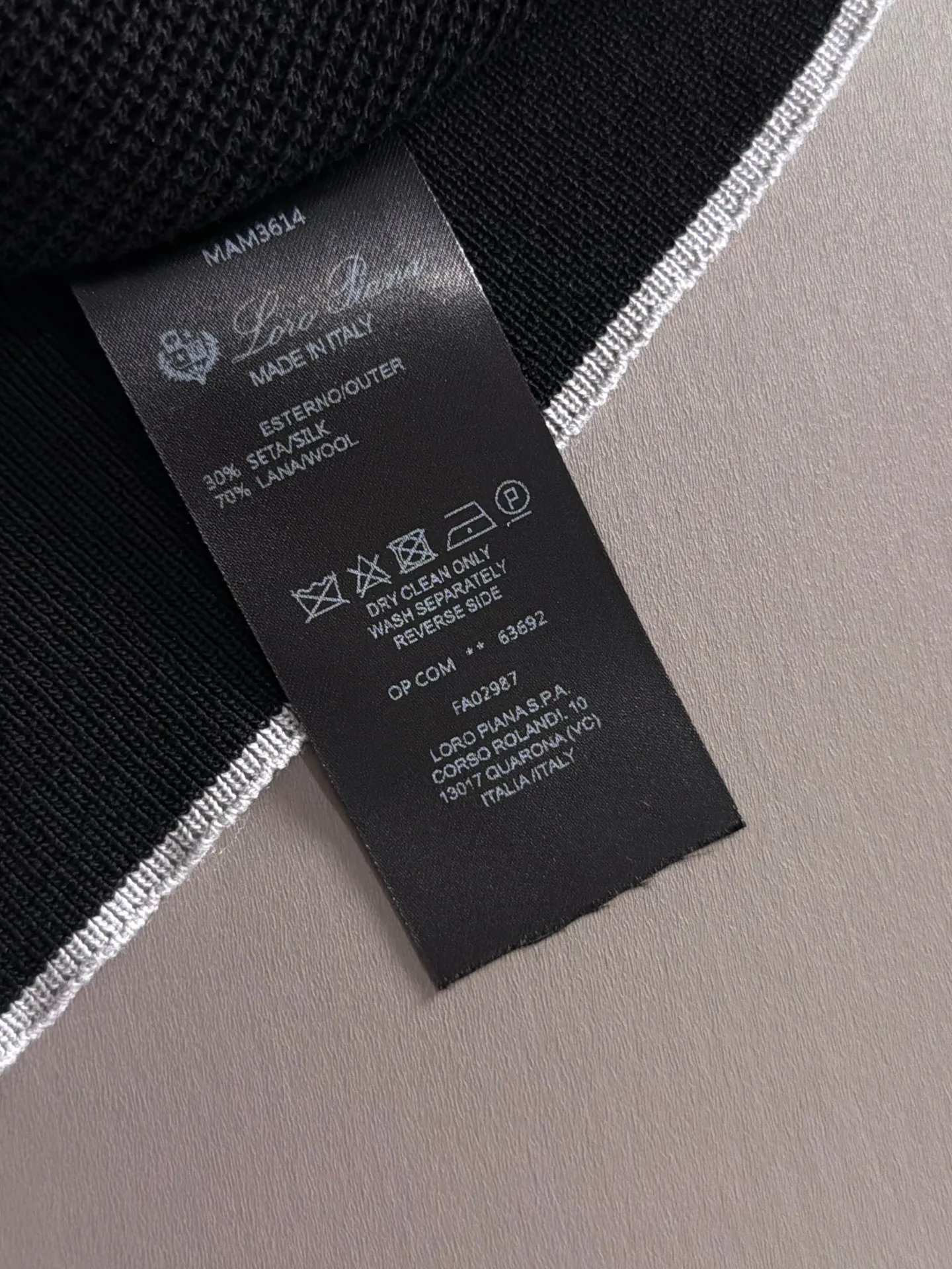LP high quality Loro Piana 26ss New Arrival men's short-sleeved knitted T-shirt. Made of combed cotton yarn knitted cotton fabric, no pressure when entering and exiting the counter. Exclusive control of raw materials. It feels substantial when weighed, and the upper body is more textured than ordinary T-shirts. This texture can handle the weather easily and is suitable for both hot and cold! Loose fit design, looks noble. The only correct version is available Size: M to 4XL
